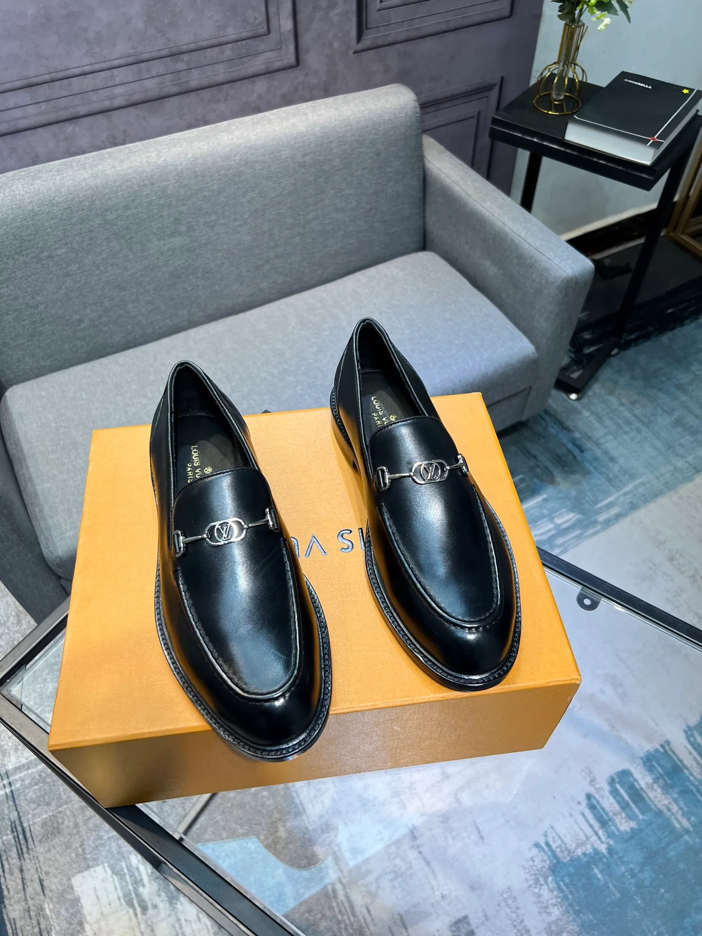 Men's shoes 💰1020 LV top luxury brand, high-quality men's business formal leather shoes, imported genuine leather soles! Customized imported leather, the first layer of open-edge beaded lacquered cowhide, the texture is incomparable, the imported cowhide lining, high-end high-end shoes, don't miss it! size:39-44 (Male 38 45 46 customized)